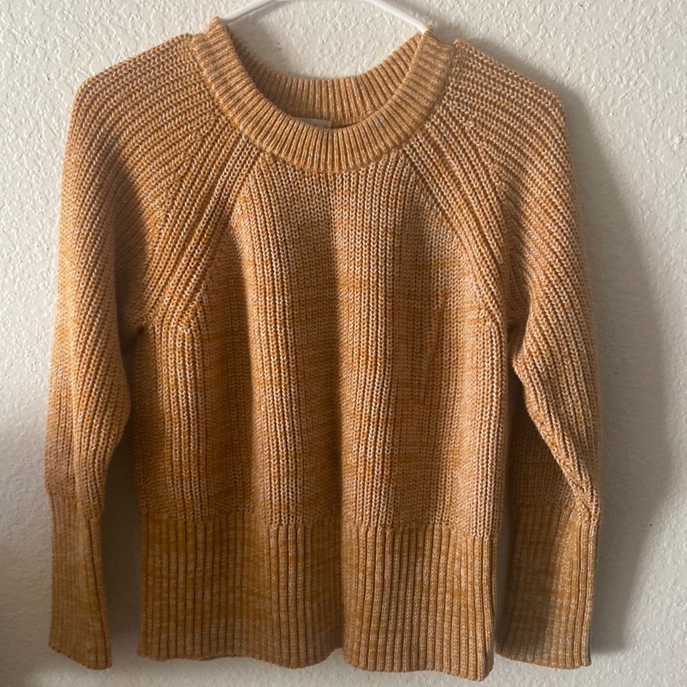 Universal thread size L (small for size L) long sleeve, scoop neck sweater.